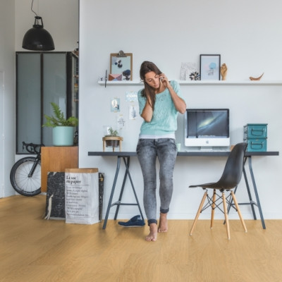 Виниловая плитка BLOOM | AVMPU40098 Дуб чистый медовый