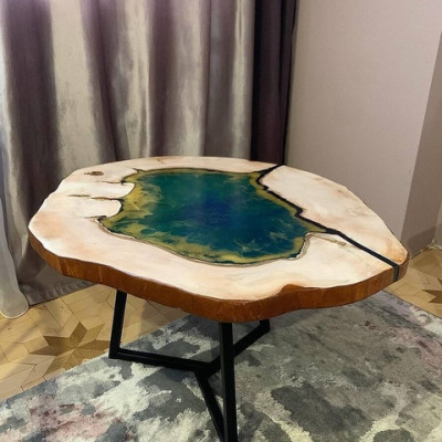 Стол из эпоксидной смолы и массива липы под заказ